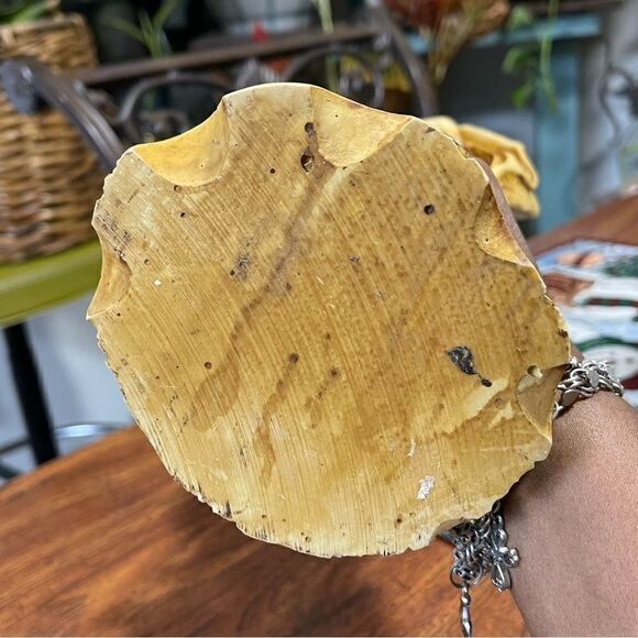 Faux ivory statue of a Geisha - Picture 15 of 15